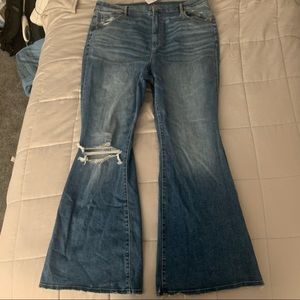 AMERICAN EAGLE CURVY FLARE JEANS